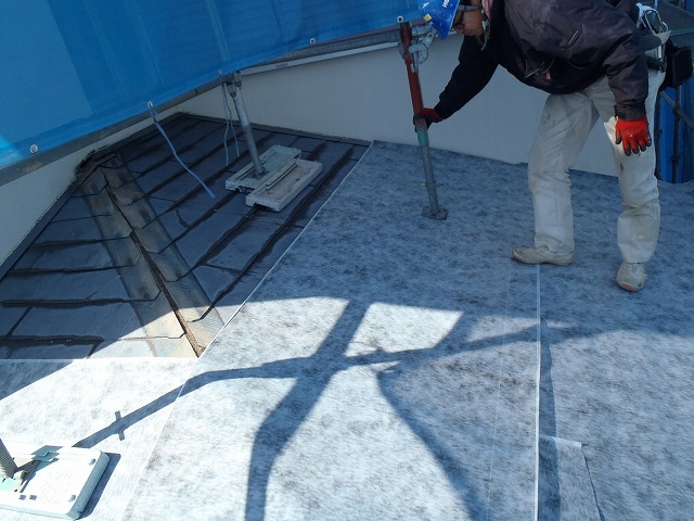 防水シート施工中の屋根